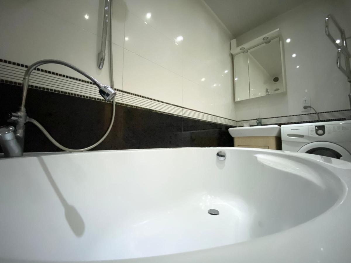 Beautiful 1-Bedroom Near Most City Center Dnipro Exterior foto